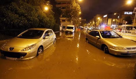 Đường phố thành phố Cannes ngập chìm trong nước.
