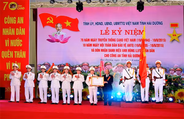 Đồng chí Uông Chu Lưu, UVTW Đảng, Phó Chủ tịch Quốc hội trao Bằng Danh hiệu Anh hùng LLVTND tặng Công an tỉnh Hải Dương.