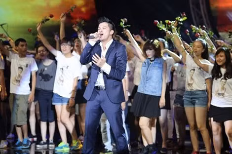 Quán quân Việt Nam Idol 2015 Trọng Hiếu lần đầu tiên xuất hiện trên sân khấu “Bài hát yêu thích” tháng 8/2015.