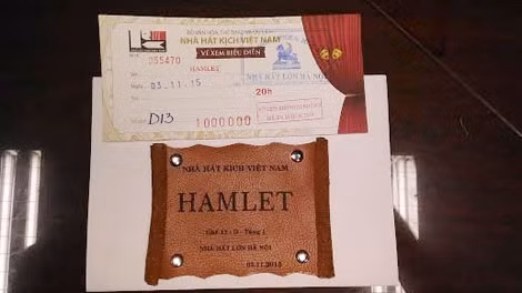 Vé xem kịch "Hamlet"được thiết kế trên chất liệu da độc đáo.
