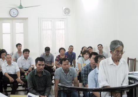 Bị cáo Tùng (áo trắng, đứng hàng đầu) tại phiên xử.