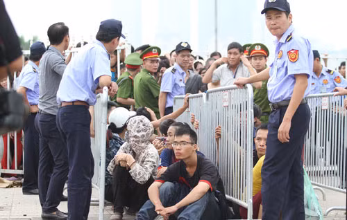 Chen nhau mua vé. Ảnh: N.A