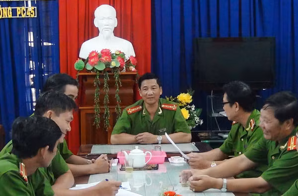 Đại tá Đoàn Xuân Trường chỉ huy một cuộc họp đơn vị. Đại tá Đoàn Xuân Trường chỉ huy một cuộc họp đơn vị.