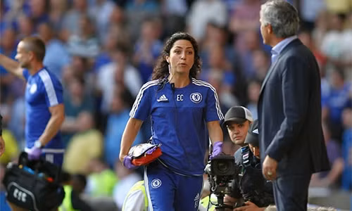 Một khi đã làm Mourinho ngứa mắt, Carneiro sẽ bị trừng phạt, trước mắt là loại khỏi đột một Chelsea. Ảnh: Rex.