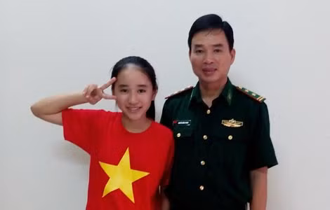 Trung tá Nguyễn Hồng Phong và con gái.