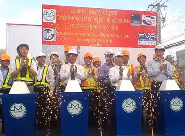 Buổi lễ lắp dầm cầu đầu tiên của tuyến metro số 1 Bến Thành- Suối Tiên.