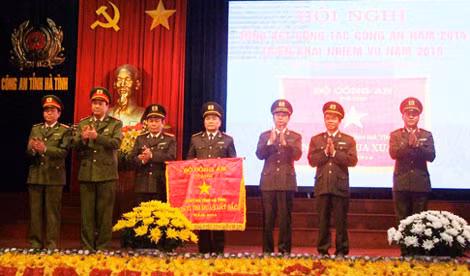 Thứ trưởng Thường trực Đặng Văn Hiếu trao Cờ đơn vị dẫn đầu phong trào thi đua Vì ANTQ năm 2014 cho Công an Hà Tĩnh.