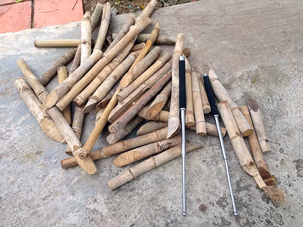 Những ống tre tang vật bị bắt giữ.