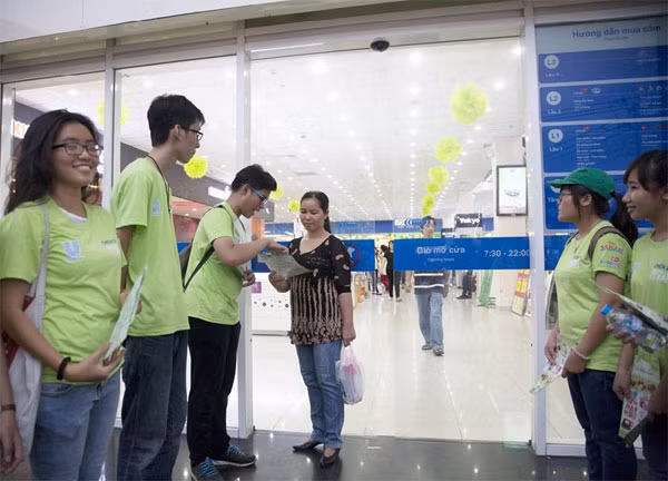 Tình nguyện viên tuyên truyền với người dân.