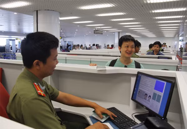 Cán bộ chiến sĩ Đồn Công an Cửa khẩu sân bay quốc tế Nội Bài niềm nở phục vụ nhân dân.