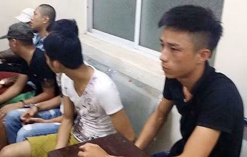 Nhóm thanh niên ngổ ngáo vác dao tông đi “hỗn chiến” bị tổ công tác đặc biệt Y1/141 bắt giữ. Nhóm thanh niên ngổ ngáo vác dao tông đi “hỗn chiến” bị tổ công tác đặc biệt Y1/141 bắt giữ.