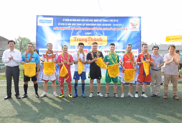 Đại diện các đội tham dự nhận cờ và chụp ảnh lưu niệm cùng Ban Tổ chức giải đấu.