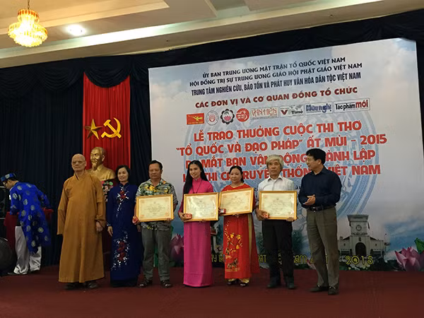 Thứ trưởng Bộ VHTTDL Vương Duy Biên trao giải "Lục bát trăng vàng" cho các tác giả. Thứ trưởng Bộ VHTTDL Vương Duy Biên trao giải "Lục bát trăng vàng" cho các tác giả.