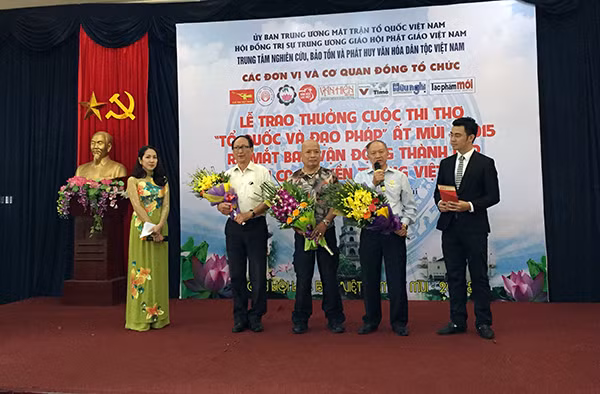 Đại tá Trần Trọng Duyệt và 2 cựu phi công MIG 21 - ông Vũ Đình Rạng và ông Nguyễn Hồng Mỹ giao lưu với khán giả.