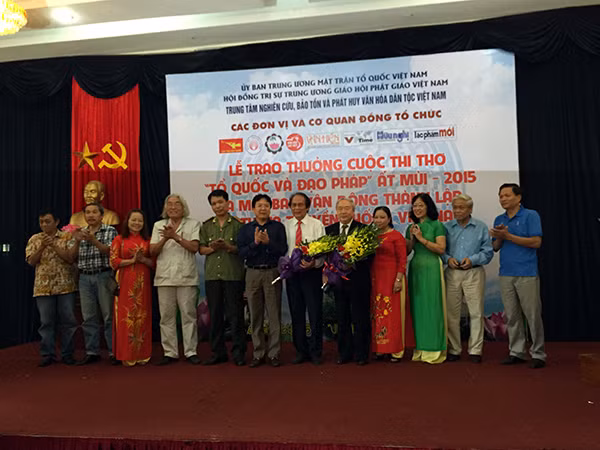 Thứ trưởng Bộ VHTTDL Vương Duy Biên chúc mừng Ban Ban Vận động thành lập Hội thi ca truyền thống Việt Nam. Thứ trưởng Bộ VHTTDL Vương Duy Biên chúc mừng Ban Ban Vận động thành lập Hội thi ca truyền thống Việt Nam.