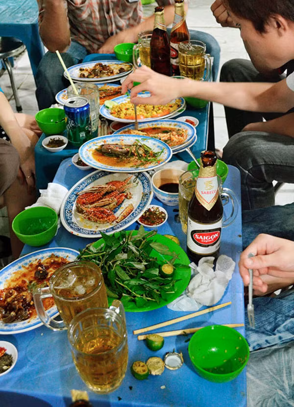 Uống rượu-bia đã trở thành văn hóa nhậu khó có thể thiếu trong giới trẻ hiện nay.