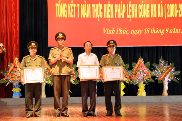 Đại diện Bộ Công an tặng Bằng khen cho các tập thể, cá nhân có thành tích xuất sắc.