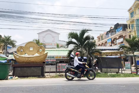 Sau khi phát hiện tiền cổ dưới lòng đất, người ta cho xây hẳn biểu tượng tiền cổ ngay trước chợ Nha Mân.