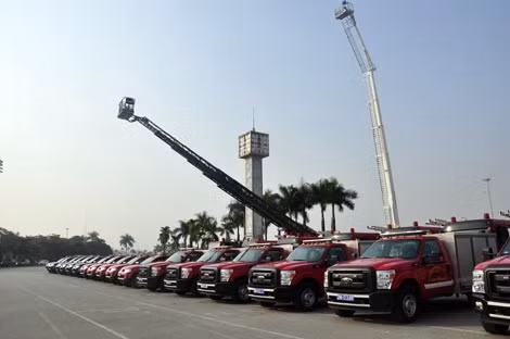 Xe thang 56m chữa cháy tại các nhà cao tầng.