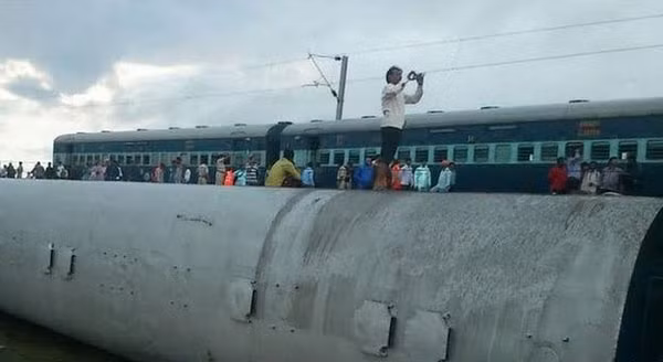 Ít nhất 25 người bị thương và 300 người khác được cứu thoát sau khi vụ tai nạn xảy ra. Ảnh: BBC.