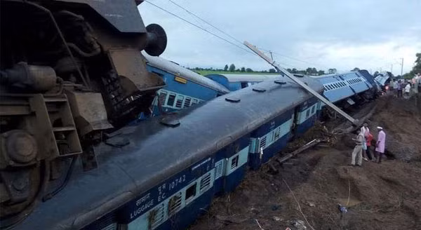 2 đoàn tàu bị trật bánh khi băng qua một cây cầu ngập nước. Ảnh: BBC.