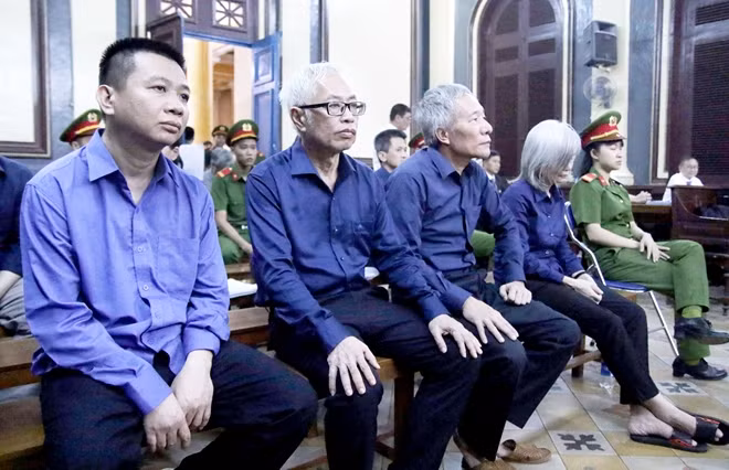Trần Phương Bình và các bị cáo tại toà
