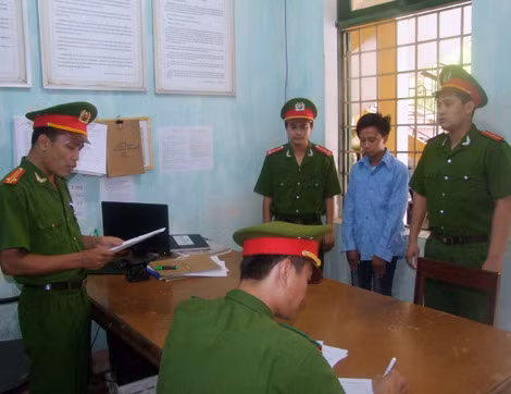 Cơ quan Công an đọc lệnh bắt tạm giam đối tượng giết người.