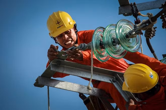 Trong điều kiện nắng nóng gay gắt vẫn diễn ra tại nhiều khu vực và khô hạn tiếp diễn, tình hình cung ứng điện sẽ tiếp tục căng thẳng. ( ảnh minh hoạ internet)