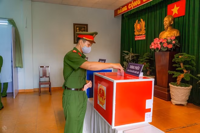Cán bộ, học viên Trung tâm Huấn luyện và Bồi dưỡng nghiệp vụ tham gia bỏ phiếu.