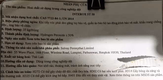 Tờ giấy nhãn phụ của thùng hóa chất phát hiện.