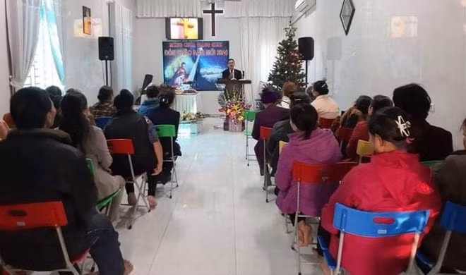 Một buổi sinh hoạt của các tín đồ với mục sư Phương Văn Tân.