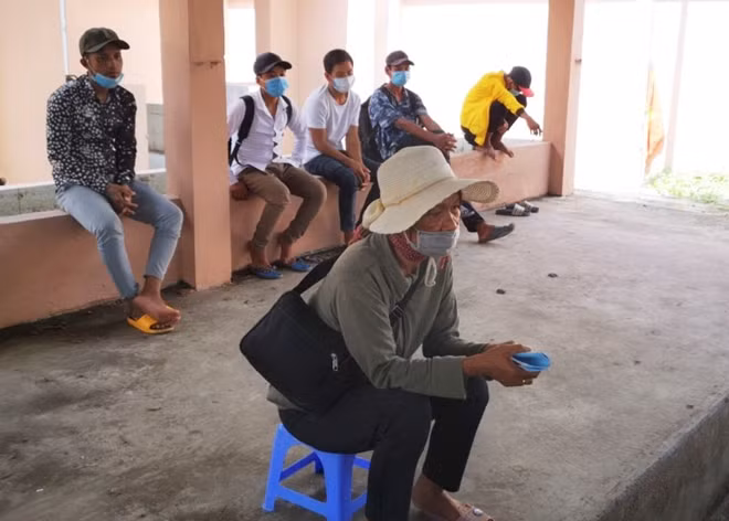 Bà Sóc cùng số thanh niên trốn trong thùng xe tải.