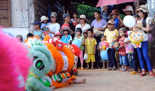 Và hào hứng khi được xem các tiết mục múa lân.