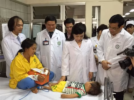 Bộ trưởng Bộ Y tế Nguyễn Thị Kim Tiến thăm và tặng quà cháu Vừ Mí Chá.