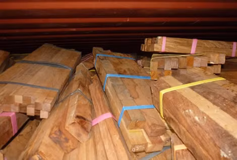 Hơn 32 tấn gỗ hương trị giá hàng tỉ đồng bị nhóm tài xế "rút ruột".