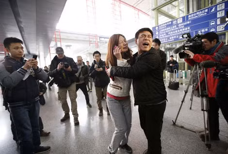Người nhà của những hành khách đi trên chiếc máy bay MH370 mất tích ngày 8/3/2014.