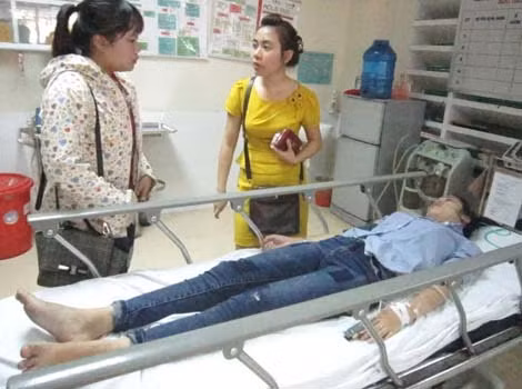 Thí sinh Trần Thị Khánh Huyền cấp cứu tại bệnh viện ĐH Y dược Huế vào sáng 2/7. Thí sinh Trần Thị Khánh Huyền cấp cứu tại bệnh viện ĐH Y dược Huế vào sáng 2/7.