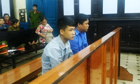 Hai bị cáo tại phiên xử.