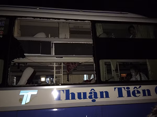 Xe khách Thuận Tiến bị ném vỡ kính khiến tài xế Phan Văn Đoàn bị hỏng một mắt.