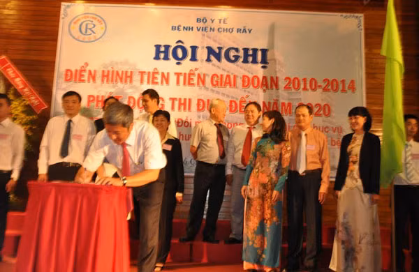 PGS-TS Nguyễn Trường Sơn, Giám đốc BV Chợ Rẫy ký bản cam kết làm hài lòng người bệnh.