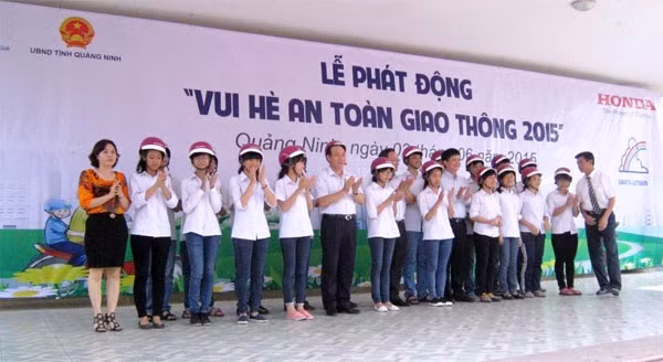 Trao mũ bảo hiểm cho các bạn học sinh.