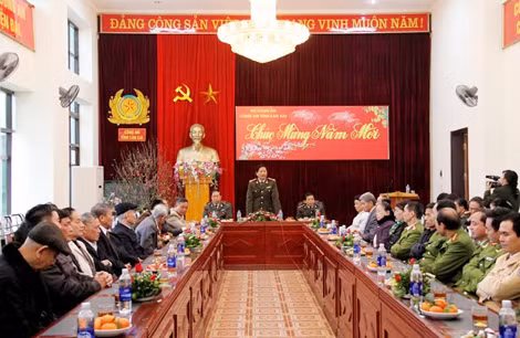 Đại tá Đinh Tiến Quân phát biểu tại buổi gặp mặt.