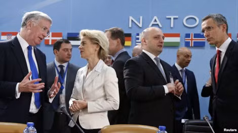 Từ trái sang: Bộ trưởng Quốc phòng Anh Michael Fallon, Bộ trưởng Quốc phòng Đức Ursula von der Leyen, Bộ trưởng Quốc phòng Georgia Mindia Janelidze và Tổng Thư ký NATO Jens Stoltenberg tại Brussels, ngày 5/2. Ảnh: Reuters.