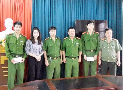 Đại tá Đinh Quang Huy, Phó Giám đốc Công an tỉnh Bắc Kạn cùng đại diện Báo CAND trao tiền hỗ trợ 2 đồng chí bị thương.