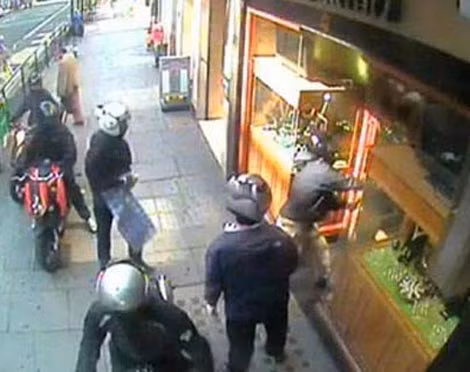 Một băng cướp đột nhập cửa hàng kim hoàn trên đường Brompton, London ngay giữa ban ngày được camera ghi lại.