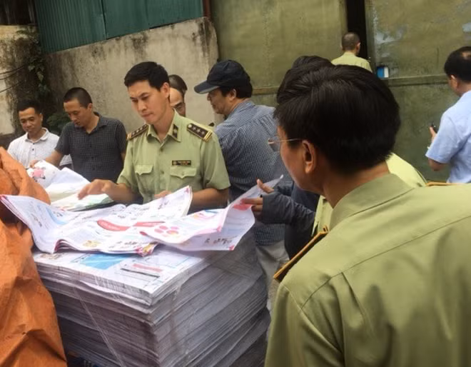 Đoàn kiểm tra tạm giữ 2.278 kg bìa và ruột sách bán thành phẩm có dấu hiệu in lậu.