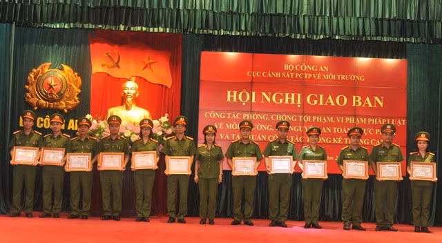 Thiếu tướng Nhữ Thị Minh Nguyệt, Phó Cục trưởng trao giấy khen tặng các cá nhân.