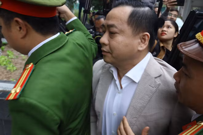 Bị cáo Phan Văn Anh Vũ (Vũ "nhôm") được dẫn giải tới phiên tòa sáng 2-1-2020.