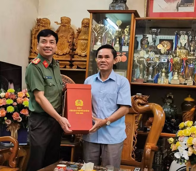 Và trao quà của Bộ Công an tặng Thiếu tướng Bùi Đức Sòn, nguyên Giám đốc Công an tỉnh.
