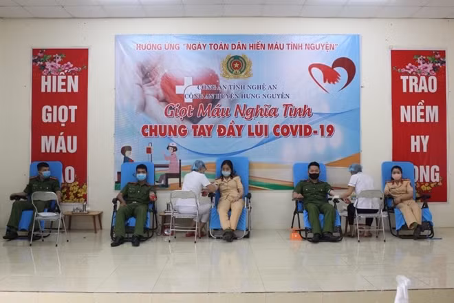 Những hình ảnh khiến nhiều người xúc động khi đồng đội hiếu máu cứu Đại úy Nguyễn Đức Giáp.